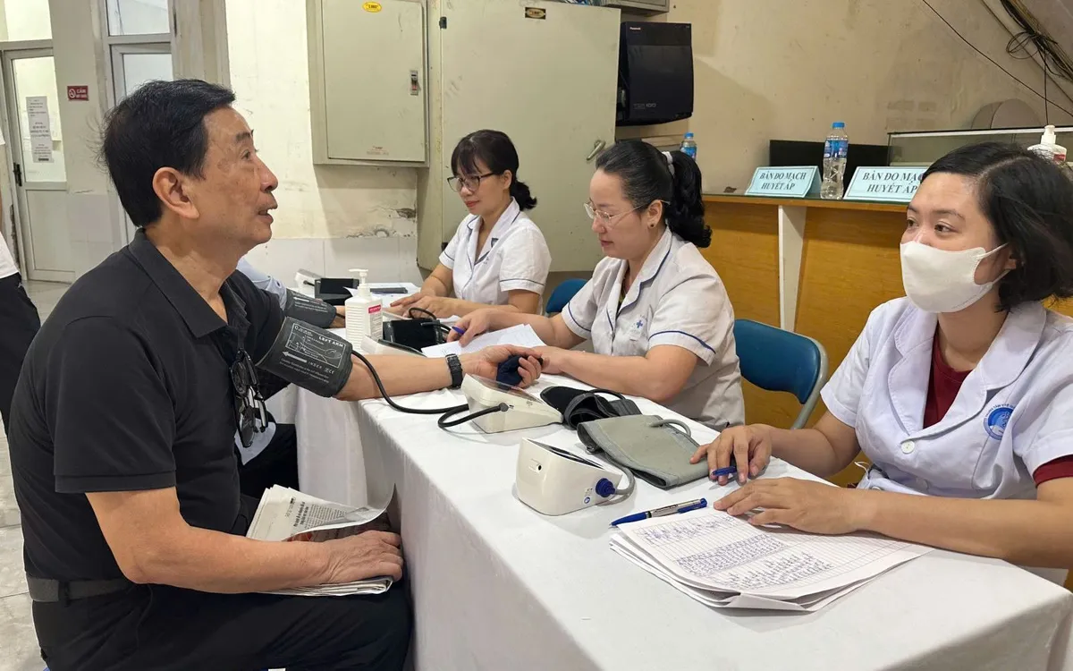 Kiểm tra huyết áp cho người cao tuổi tại Trạm Y tế phường Cầu Giấy, Hà Nội.