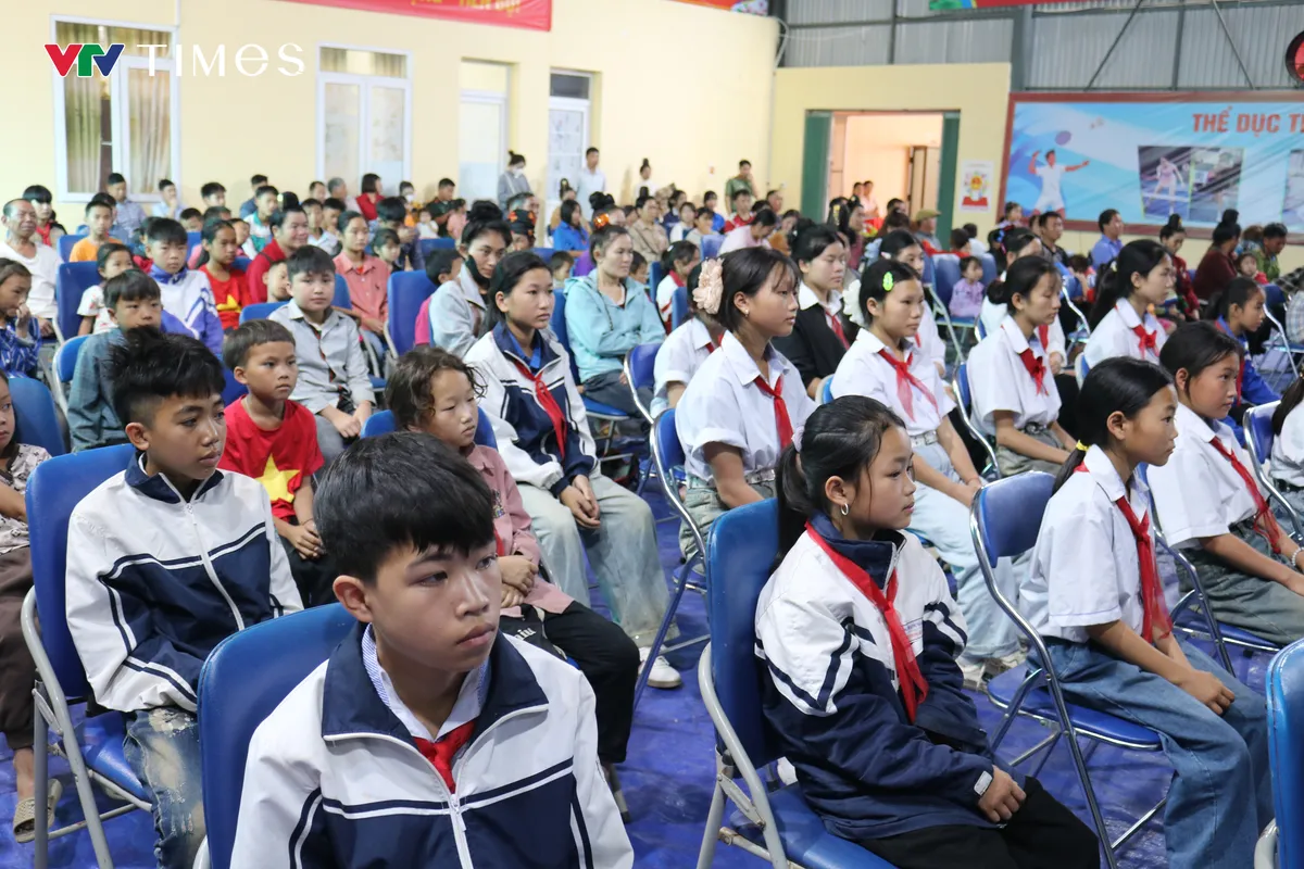 Trao 100 suất học bổng cho học sinh kh&oacute; khăn x&atilde; Mường Lạn - Ảnh 3.