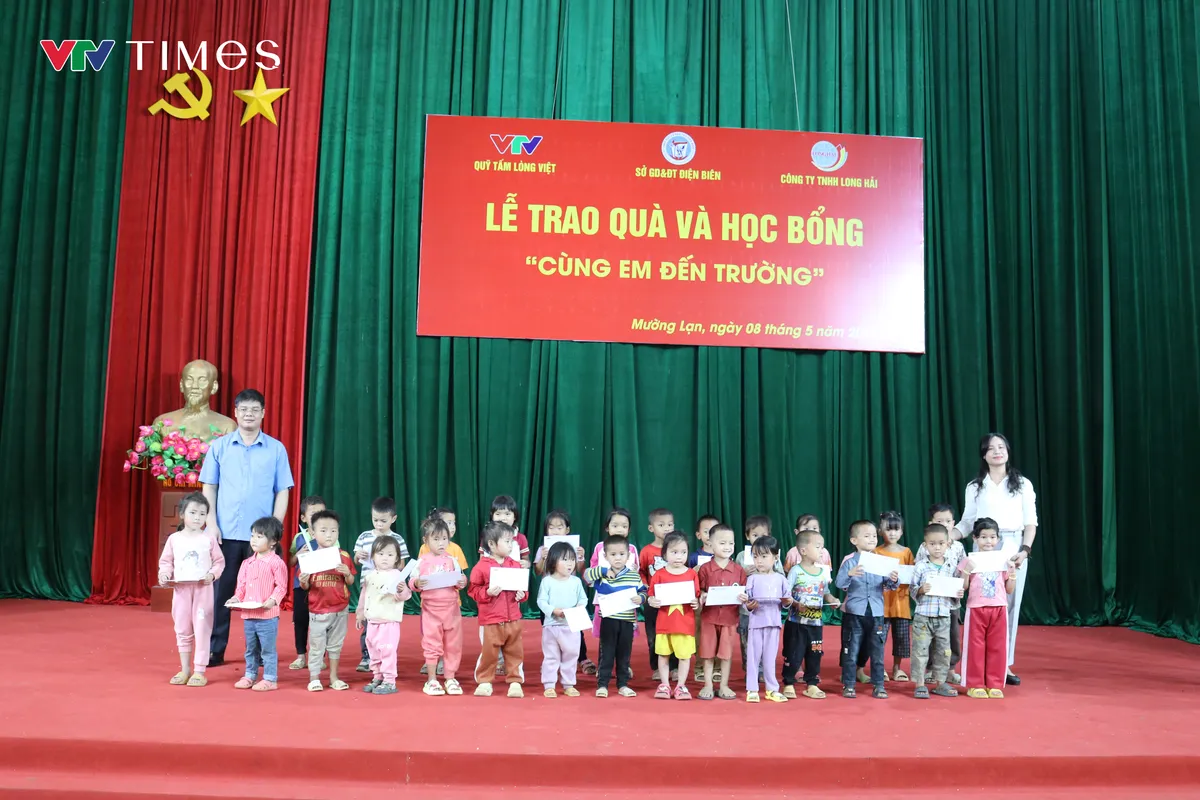 Trao 100 suất học bổng cho học sinh kh&oacute; khăn x&atilde; Mường Lạn - Ảnh 8.