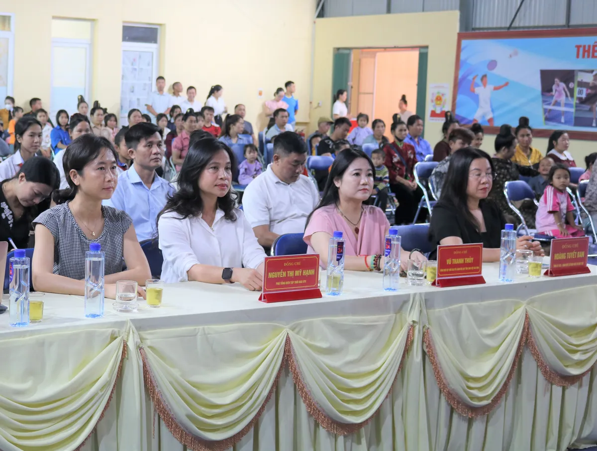 Trao 100 suất học bổng cho học sinh kh&oacute; khăn x&atilde; Mường Lạn - Ảnh 6.
