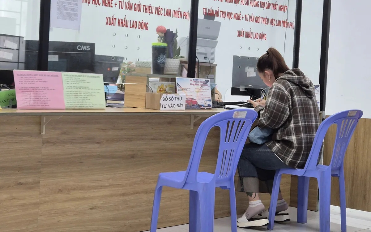 Người dân làm thủ tục hưởng trợ cấp thất nghiệp tại phường Linh Chiểu.