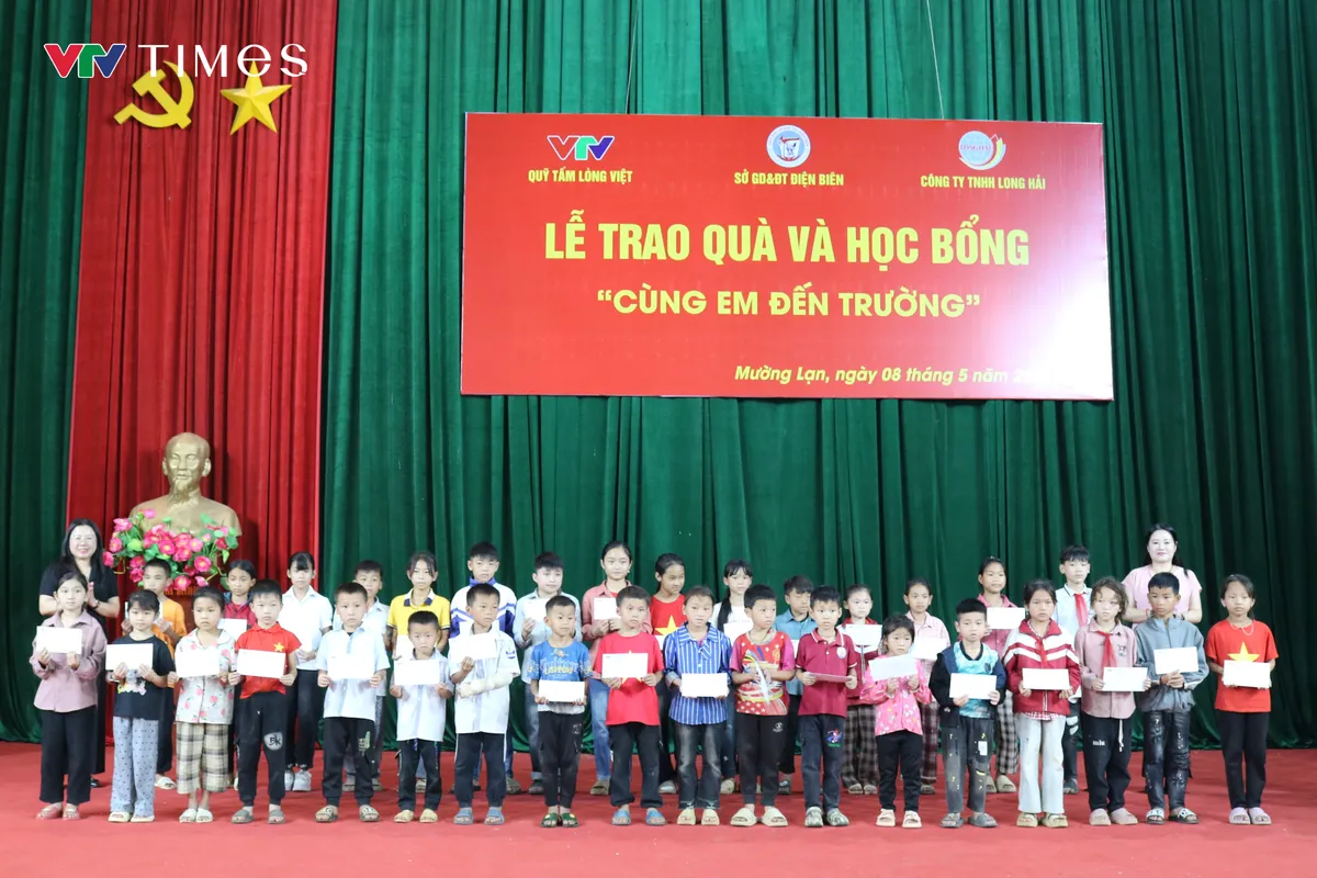 Trao 100 suất học bổng cho học sinh kh&oacute; khăn x&atilde; Mường Lạn - Ảnh 2.