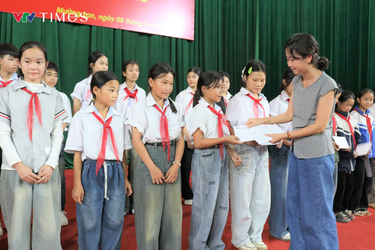 Trao 100 suất học bổng cho học sinh kh&oacute; khăn x&atilde; Mường Lạn - Ảnh 9.