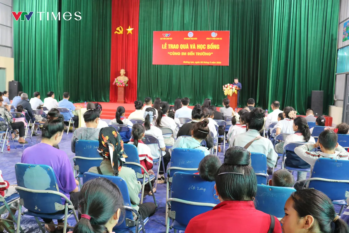 Trao 100 suất học bổng cho học sinh kh&oacute; khăn x&atilde; Mường Lạn - Ảnh 5.