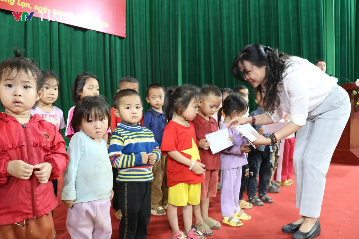 Trao 100 suất học bổng cho học sinh kh&oacute; khăn x&atilde; Mường Lạn - Ảnh 7.