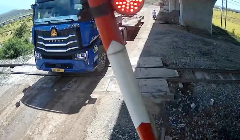 Xe đầu k&eacute;o vượt qua đường sắt t&ocirc;ng g&atilde;y cần chắn- Ảnh 1.