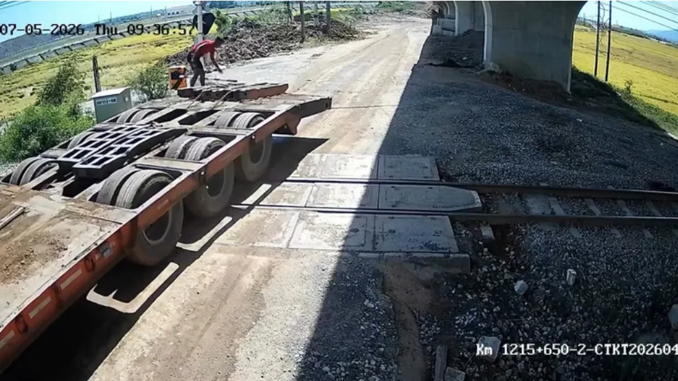 Xe đầu k&eacute;o vượt qua đường sắt t&ocirc;ng g&atilde;y cần chắn- Ảnh 2.