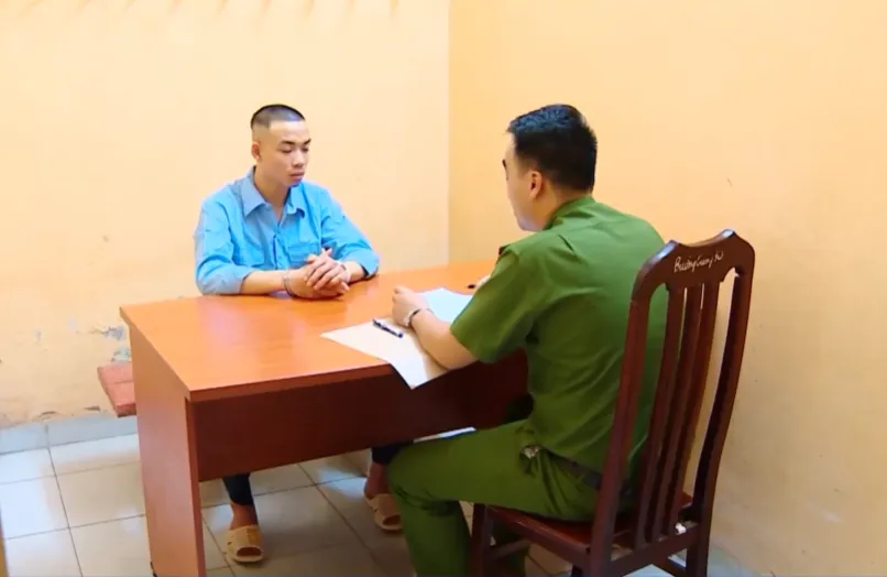 Vụ b&eacute; 4 tuổi tử vong do bạo h&agrave;nh: Nạn nh&acirc;n thường xuy&ecirc;n bị đ&aacute;nh đập, bị bắt đứng đeo can nước 5 l&iacute;t- Ảnh 1.