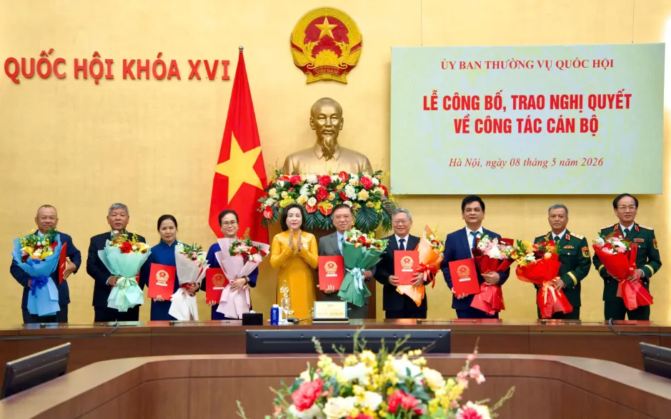 Phó Chủ tịch Quốc hội Nguyễn Thị Thanh trao Nghị quyết của Ủy ban Thường vụ Quốc hội cho các đại biểu Quốc hội hoạt động chuyên trách ở Trung ương nghỉ hưu, nghỉ công tác theo quy định. Ảnh: Quốc hội
