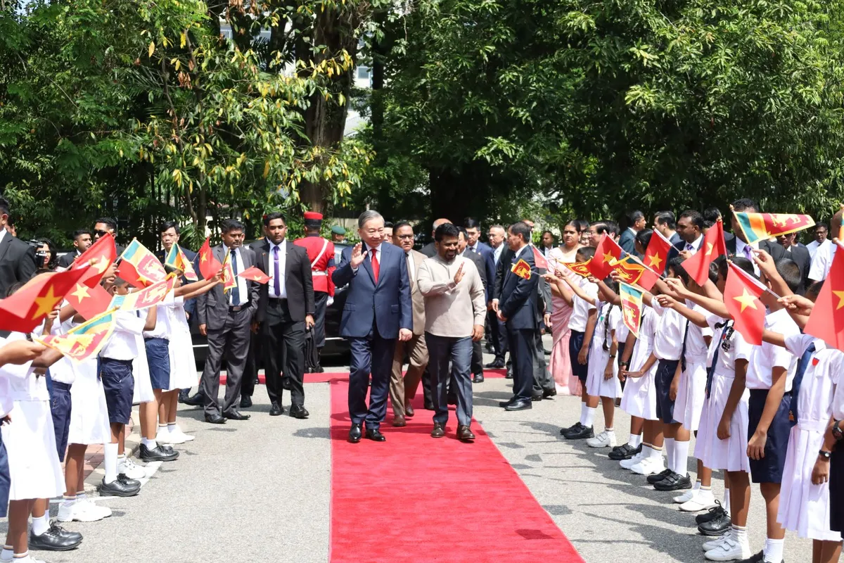 Tổng B&iacute; thư, Chủ tịch nước T&ocirc; L&acirc;m d&acirc;ng hoa tại Tượng Chủ tịch Hồ Ch&iacute; Minh ở thủ đ&ocirc; Colombo - Ảnh 1.