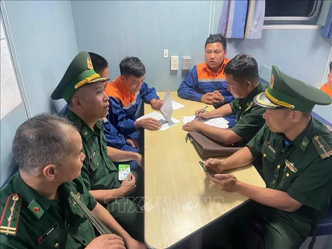 Cứu sống 4 ngư d&acirc;n tr&ocirc;i dạt tr&ecirc;n biển sau vụ ch&igrave;m t&agrave;u gần đảo Long Ch&acirc;u- Ảnh 1.