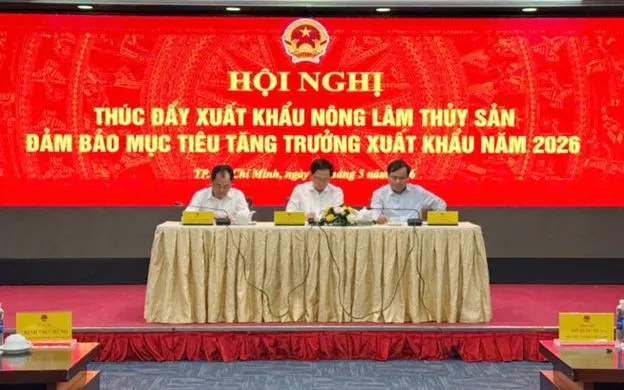 Phó Thủ tướng Chính phủ Hồ Quốc Dũng (giữa), Bộ trưởng Bộ Nông nghiệp và Môi trường Trịnh Việt Hùng (bìa trái) và Thứ trưởng Võ Văn Hưng chủ trì hội nghị. Ảnh: Hoàng Thu

