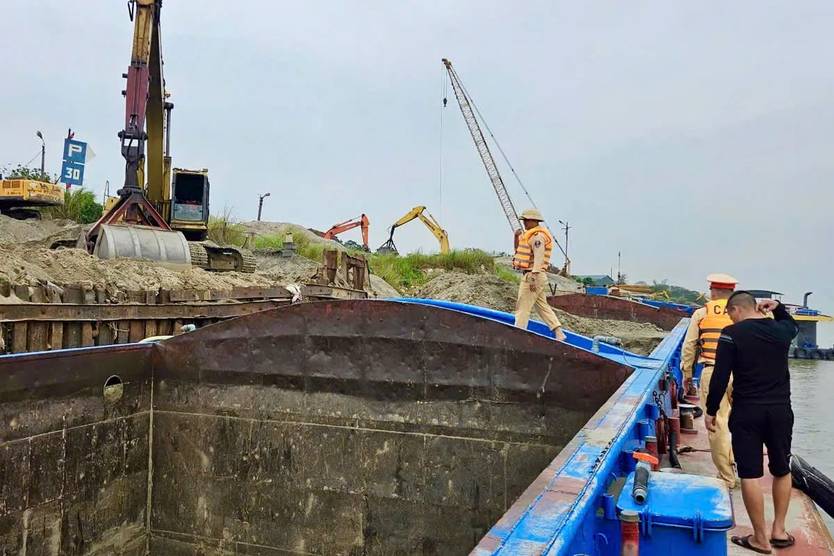 H&agrave; Nội xử l&yacute; bến vật liệu x&acirc;y dựng hoạt động kh&ocirc;ng ph&eacute;p tr&ecirc;n s&ocirc;ng Hồng - Ảnh 1.