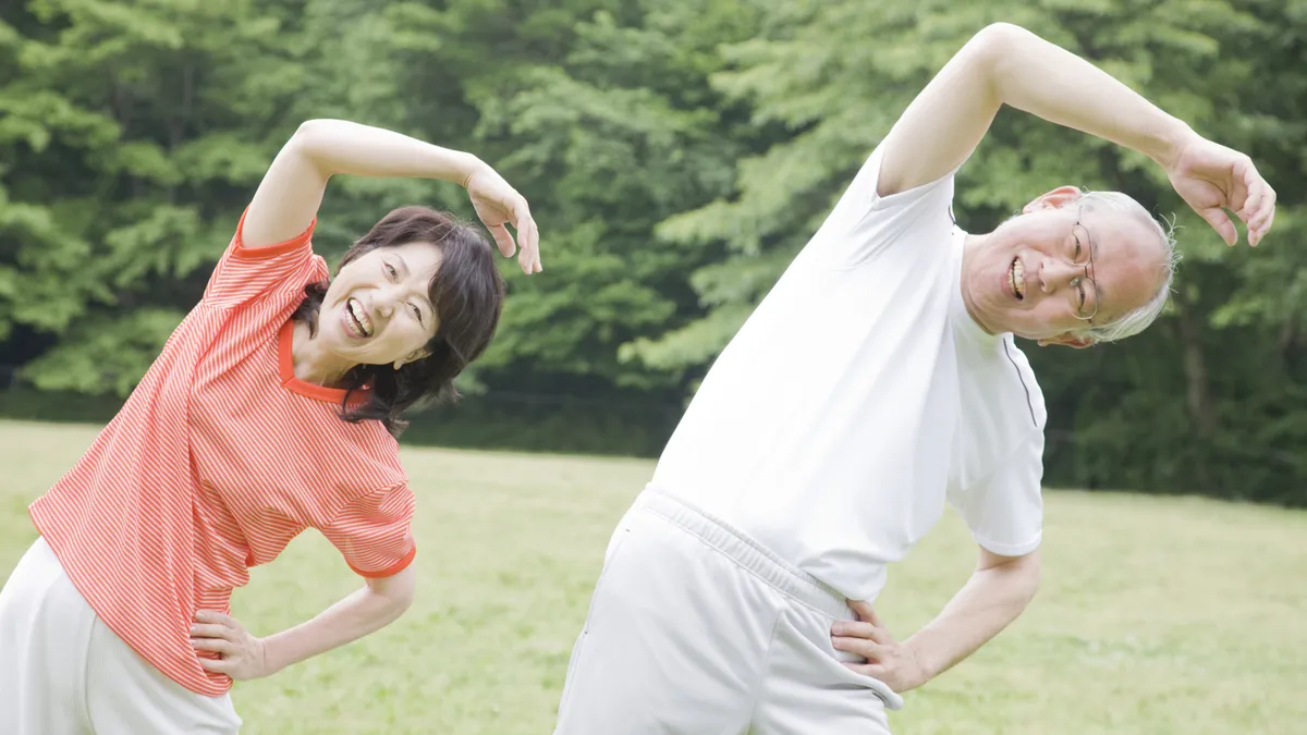 C&aacute;ch giảm đau khớp ở người lớn tuổi khi giao m&ugrave;a- Ảnh 1.