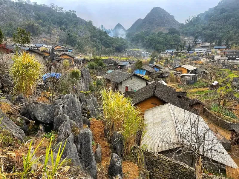 B&igrave;nh y&ecirc;n Lao Xa: Bản l&agrave;ng đ&aacute; cổ giữa m&acirc;y trời cao nguy&ecirc;n- Ảnh 1.