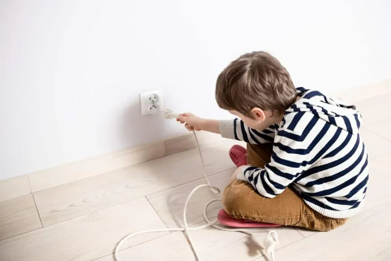Xử tr&iacute; trẻ bị điện giật như thế n&agrave;o?- Ảnh 1.