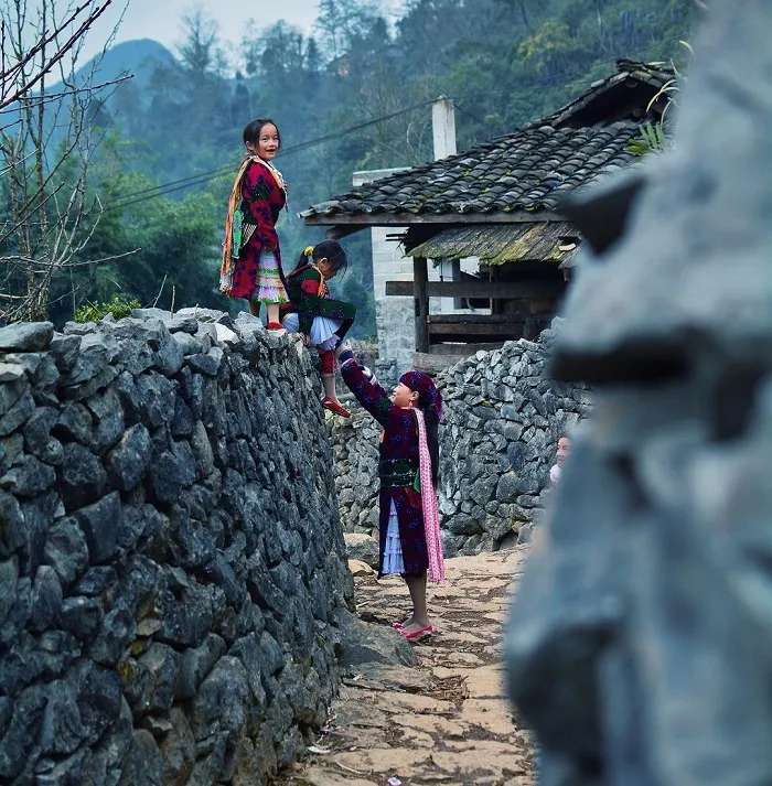 B&igrave;nh y&ecirc;n Lao Xa: Bản l&agrave;ng đ&aacute; cổ giữa m&acirc;y trời cao nguy&ecirc;n- Ảnh 2.