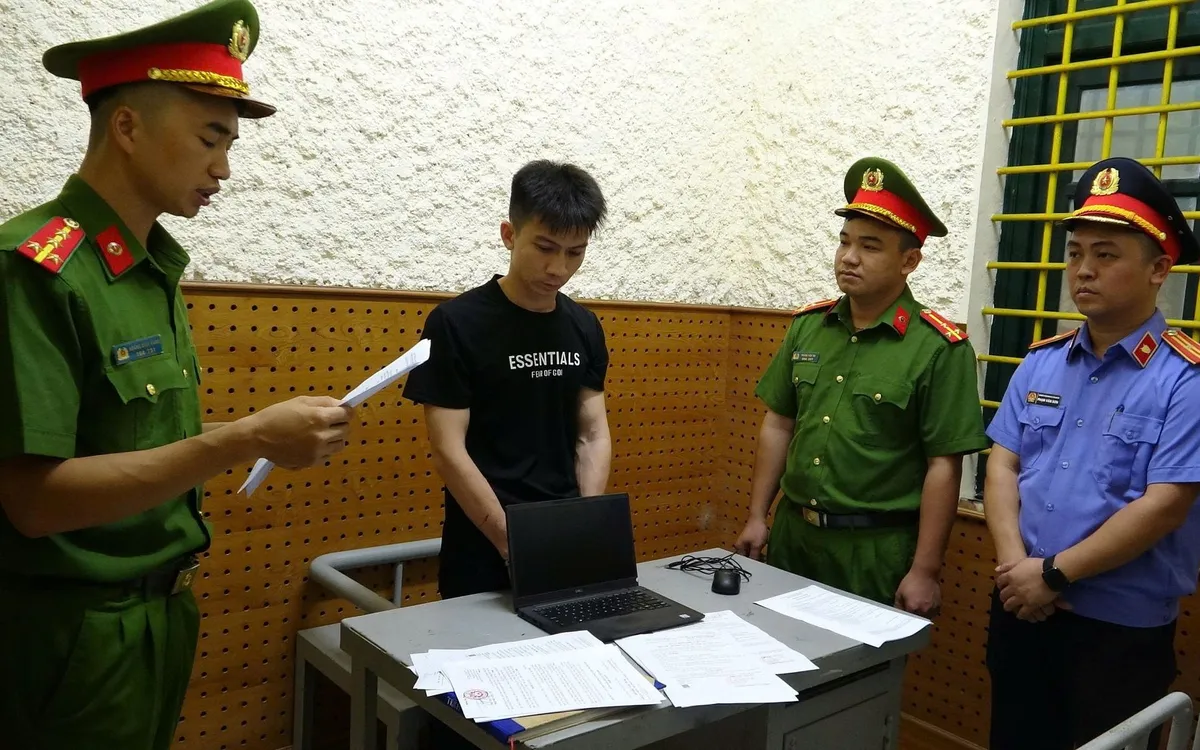 Đối tượng gây rối trật tự công cộng tại cơ quan Công an.( ảnh: VKS)