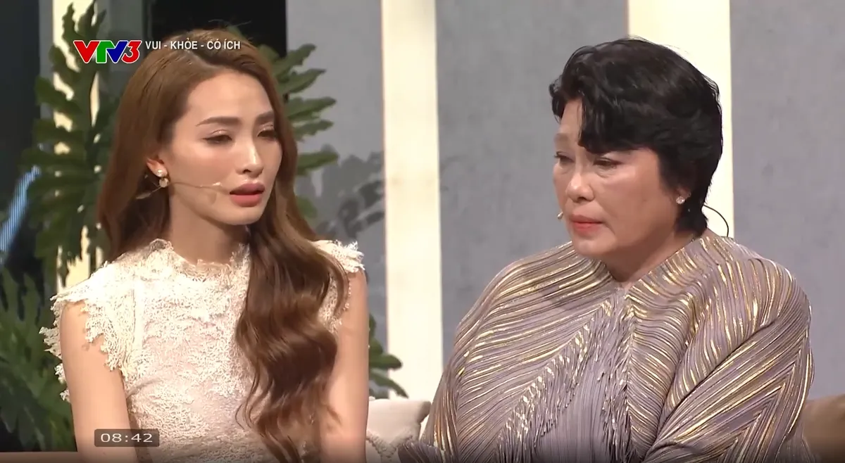 MC M&ugrave; Tạt Huyền Trang bật kh&oacute;c trước lời t&acirc;m sự của mẹ chồng - Ảnh 2.