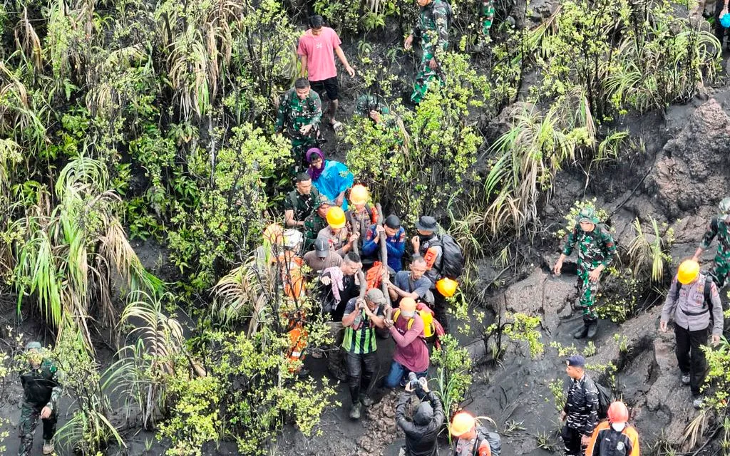 Nhân viên cứu hộ đưa thi thể nạn nhân vụ phun trào núi lửa Dukono trên đảo Halmahera, Indonesia, ngày 9/5/2026. (Ảnh: AP)