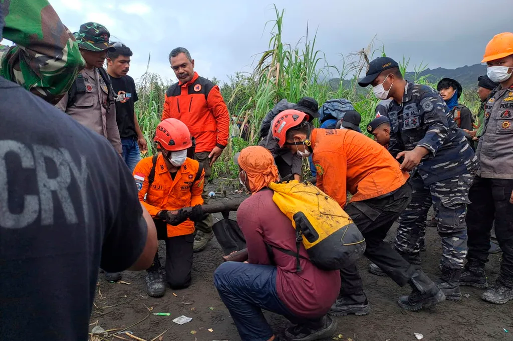 Indonesia t&igrave;m thấy thi thể nh&agrave; leo n&uacute;i trong vụ n&uacute;i lửa phun tr&agrave;o- Ảnh 1.