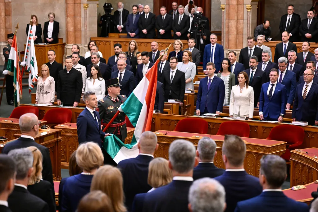 &Ocirc;ng Peter Magyar tuy&ecirc;n thệ nhậm chức Thủ tướng Hungary- Ảnh 1.