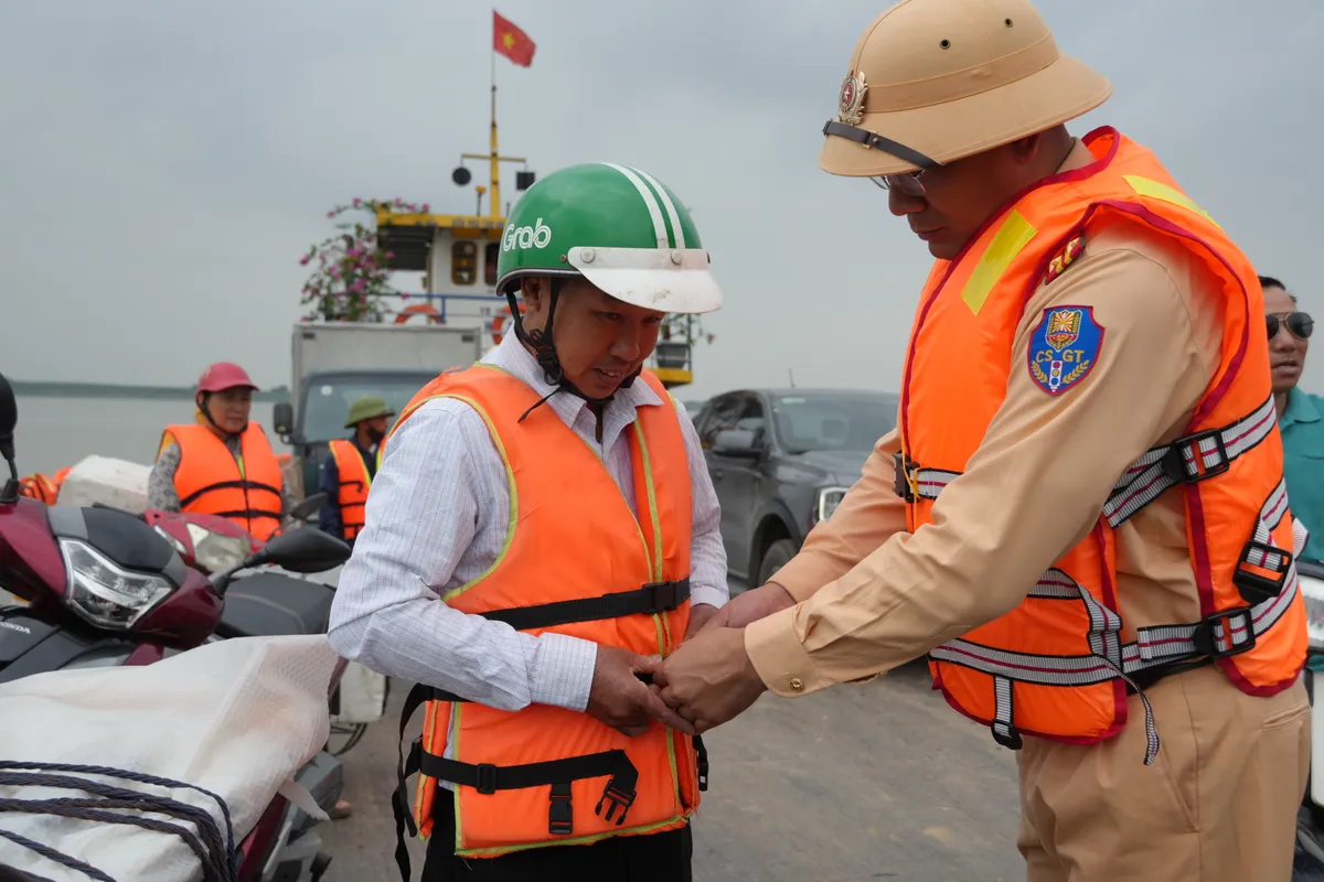 H&agrave; Nội siết chặt quản l&yacute; bến kh&aacute;ch, kh&ocirc;ng xuất bến nếu h&agrave;nh kh&aacute;ch kh&ocirc;ng mặc &aacute;o phao - Ảnh 1.