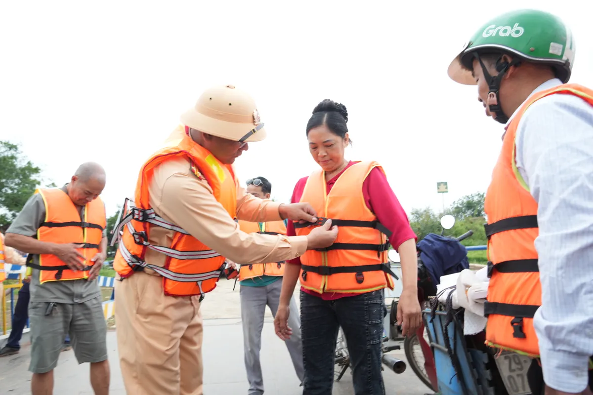 H&agrave; Nội siết chặt quản l&yacute; bến kh&aacute;ch, kh&ocirc;ng xuất bến nếu h&agrave;nh kh&aacute;ch kh&ocirc;ng mặc &aacute;o phao - Ảnh 3.