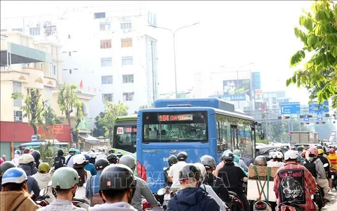 Các phương tiện di chuyển khó khăn trên đường Cộng Hòa vào khung giờ cao điểm. Ảnh: Tiến Lực/TTXVN