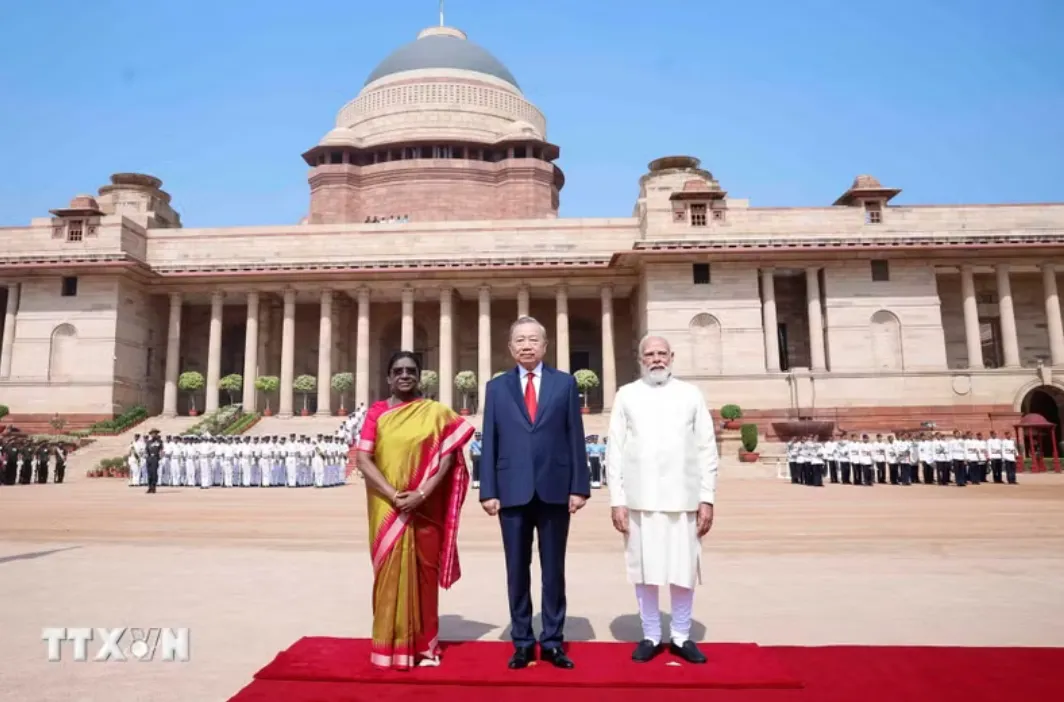 Tổng thống Droupadi Murmu và Thủ tướng Narendra Modi đồng chủ trì Lễ đón trọng thể Tổng Bí thư, Chủ tịch nước Tô Lâm thăm cấp Nhà nước tới Cộng hòa Ấn Độ.