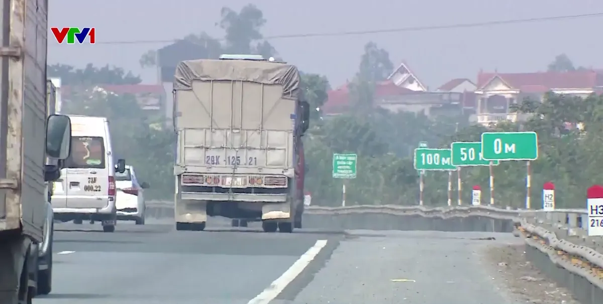 Ngăn ngừa hiểm họa từ h&agrave;nh vi chuyển l&agrave;n bất cẩn tr&ecirc;n đường cao tốc - Ảnh 1.