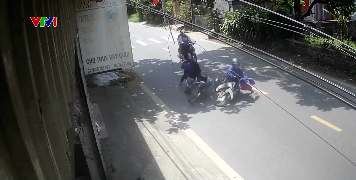 Ngăn ngừa hiểm họa từ h&agrave;nh vi chuyển l&agrave;n bất cẩn tr&ecirc;n đường cao tốc - Ảnh 2.