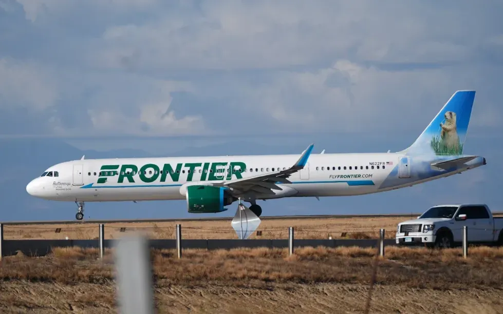 Máy bay Frontier Airlines tại sân bay quốc tế Denver, Mỹ, ngày 25/11/2025. (Ảnh: AP)