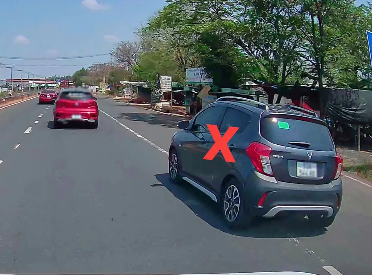 Nhiều tài xế bị xử phạt từ clip người dân cung cấp qua VNeTraffic- Ảnh 1. Nhiều tài xế bị xử phạt từ clip người dân cung cấp qua VNeTraffic- Ảnh 1.