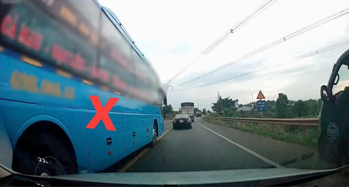 Nhiều tài xế bị xử phạt từ clip người dân cung cấp qua VNeTraffic- Ảnh 3. Nhiều tài xế bị xử phạt từ clip người dân cung cấp qua VNeTraffic- Ảnh 3.