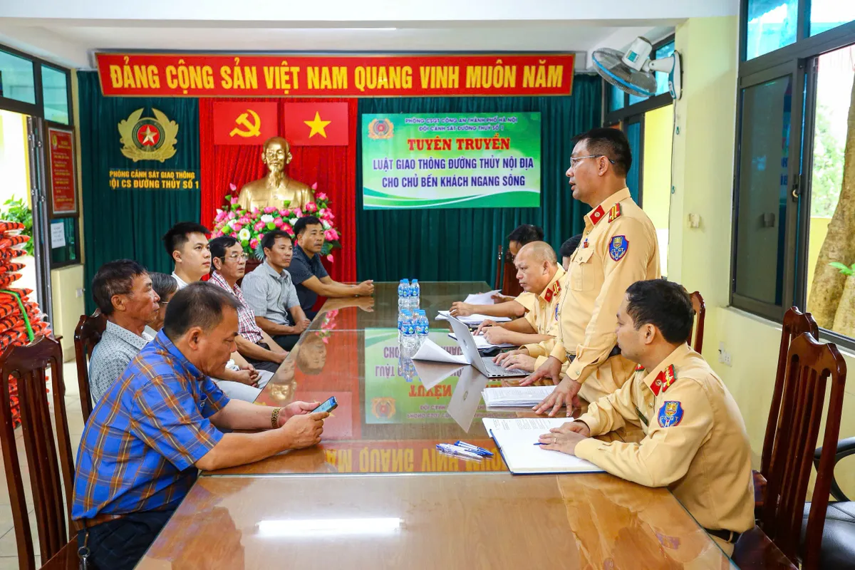 H&agrave; Nội siết chặt quản l&yacute; bến kh&aacute;ch, kh&ocirc;ng xuất bến nếu h&agrave;nh kh&aacute;ch kh&ocirc;ng mặc &aacute;o phao - Ảnh 4.