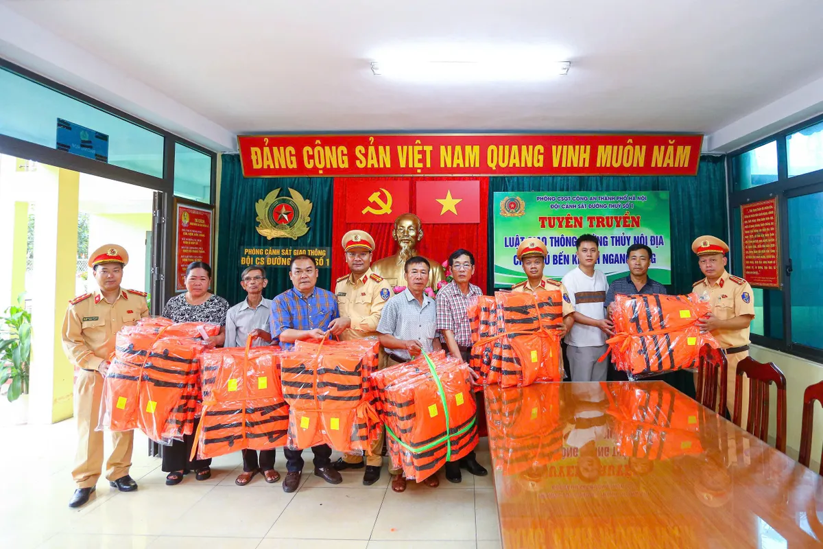 H&agrave; Nội siết chặt quản l&yacute; bến kh&aacute;ch, kh&ocirc;ng xuất bến nếu h&agrave;nh kh&aacute;ch kh&ocirc;ng mặc &aacute;o phao - Ảnh 5.