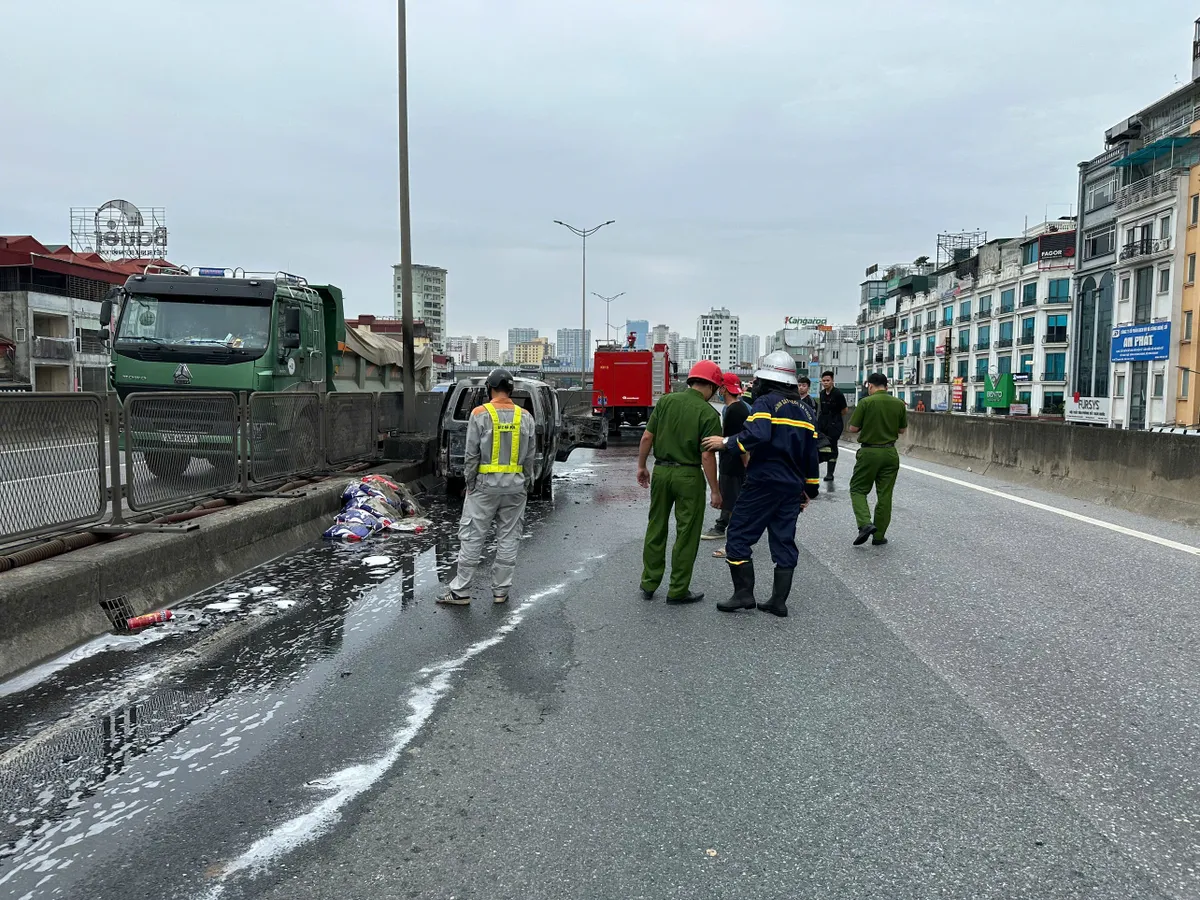 &Ocirc; t&ocirc; chở vật liệu x&acirc;y dựng bốc ch&aacute;y tr&ecirc;n đường V&agrave;nh đai 3  - Ảnh 1.