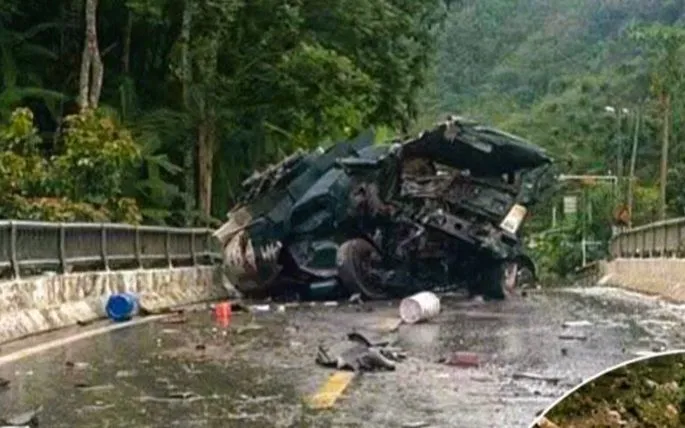 Ô tô chở dầu biến dạng sau tai nạn (Nguồn: NLĐ)