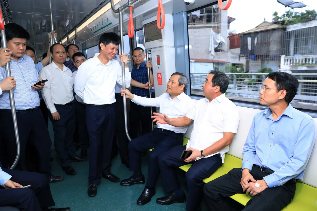 Bí thư Thành ủy Hà Nội kiểm tra vận hành Metro Nhổn - Cầu Giấy và tiến độ ga ngầm S12 - Ảnh 1.