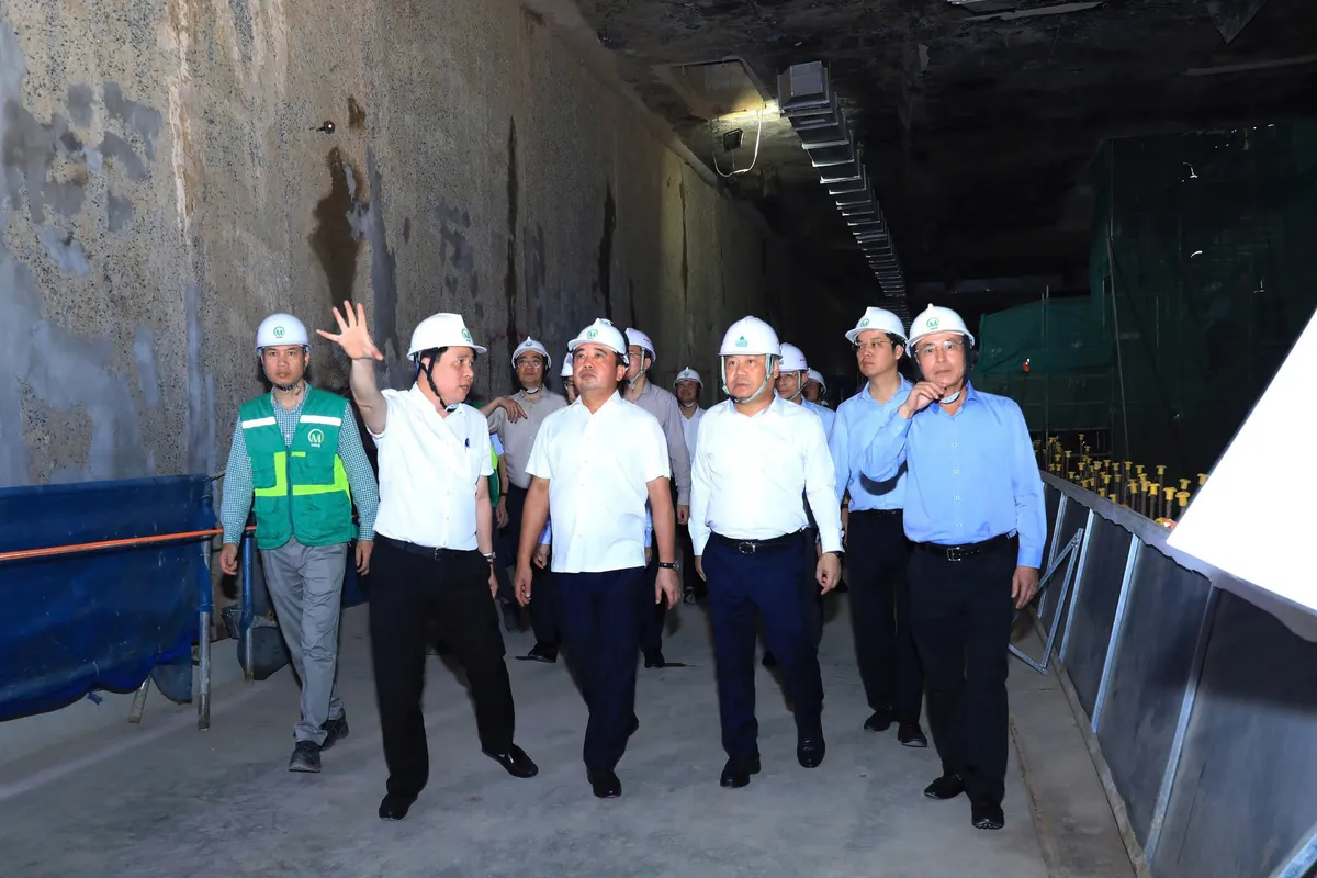 Bí thư Thành ủy Hà Nội kiểm tra vận hành Metro Nhổn - Cầu Giấy và tiến độ ga ngầm S12 - Ảnh 2.
