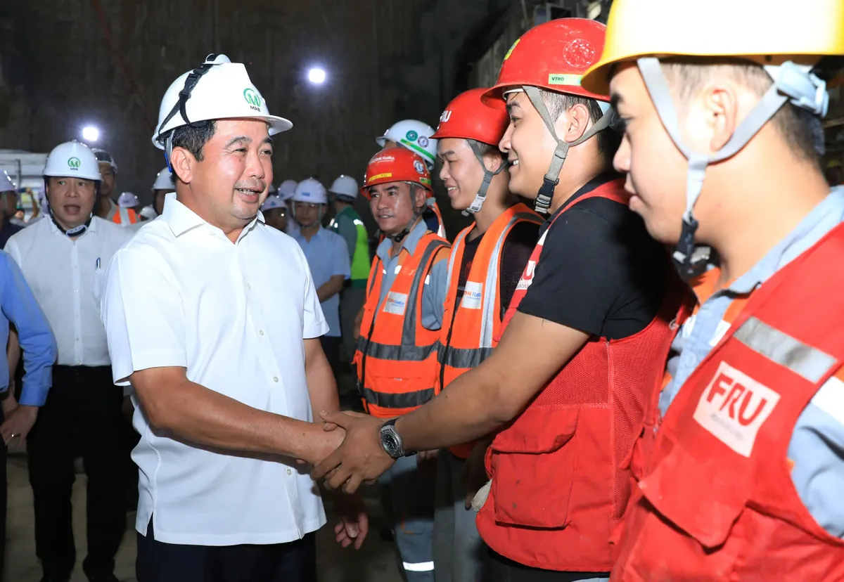 Bí thư Thành ủy Hà Nội kiểm tra vận hành Metro Nhổn - Cầu Giấy và tiến độ ga ngầm S12 - Ảnh 4.