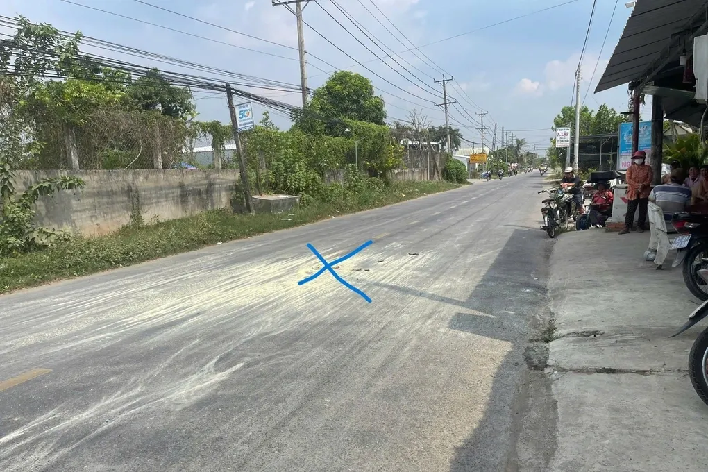 Điều tra vụ người đ&agrave;n &ocirc;ng tự thi&ecirc;u giữa đường ở Đồng Th&aacute;p- Ảnh 1.