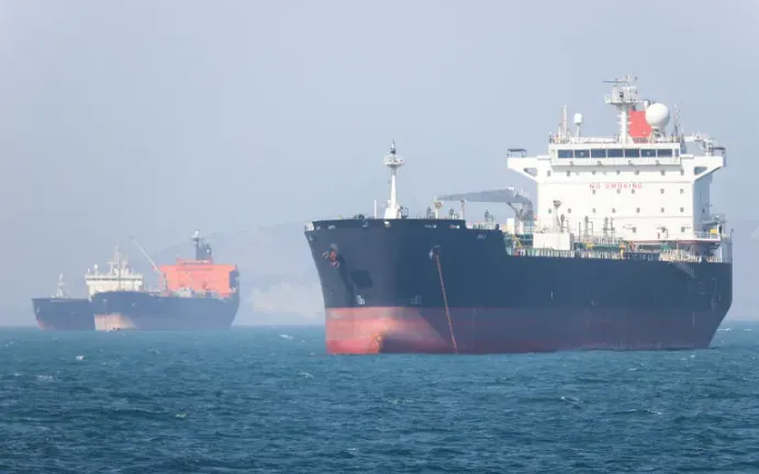 Các tàu ở eo biển Hormuz gần thành phố Bandar Abbas, miền Nam Iran, ngày 4/5/2026 (Ảnh: ISNA/Reuters)