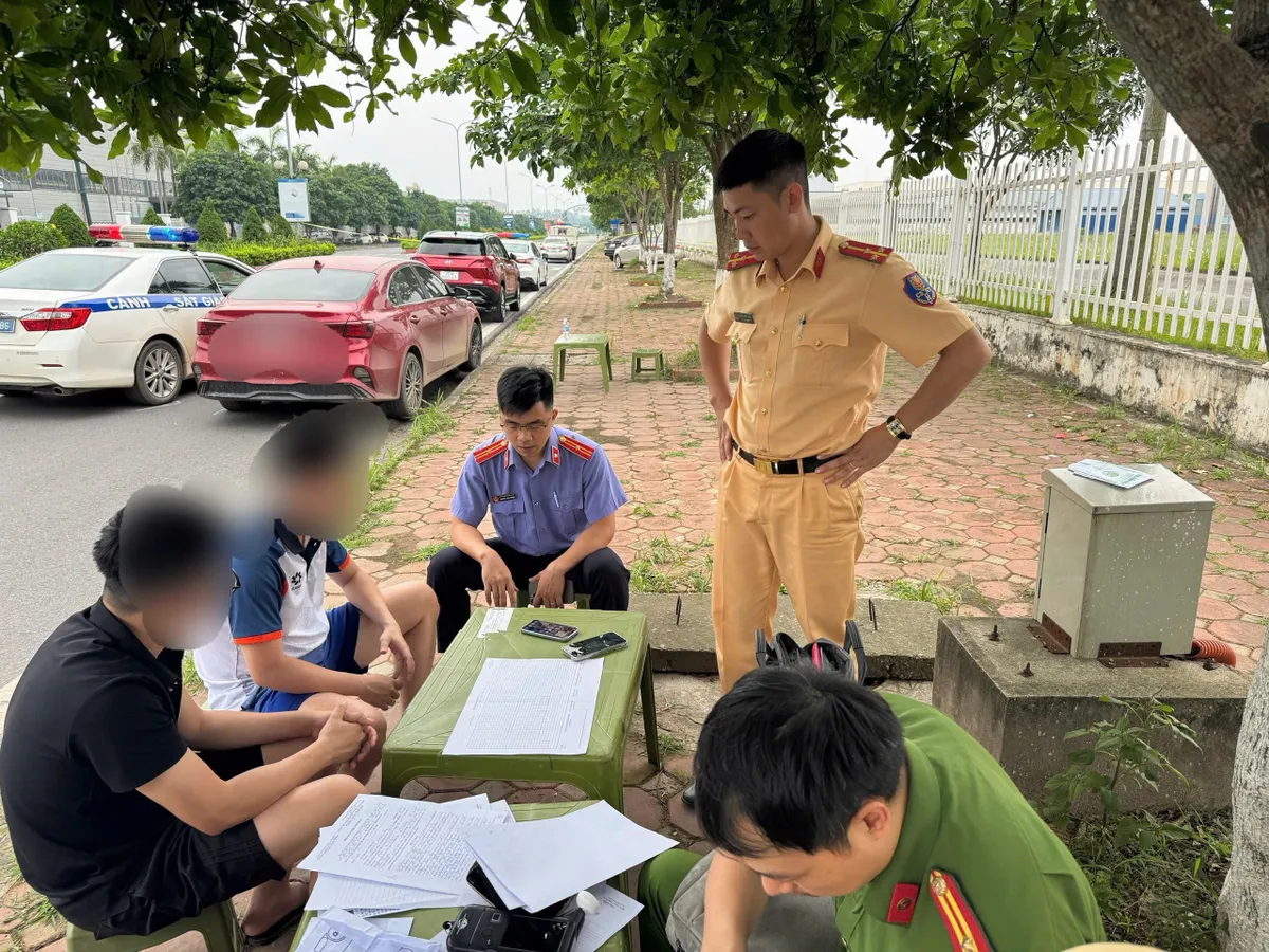 Thái Nguyên: Lạng lách, đâm thẳng xe vào tổ cảnh sát giao thông để trốn chạy vi phạm - Ảnh 3.
