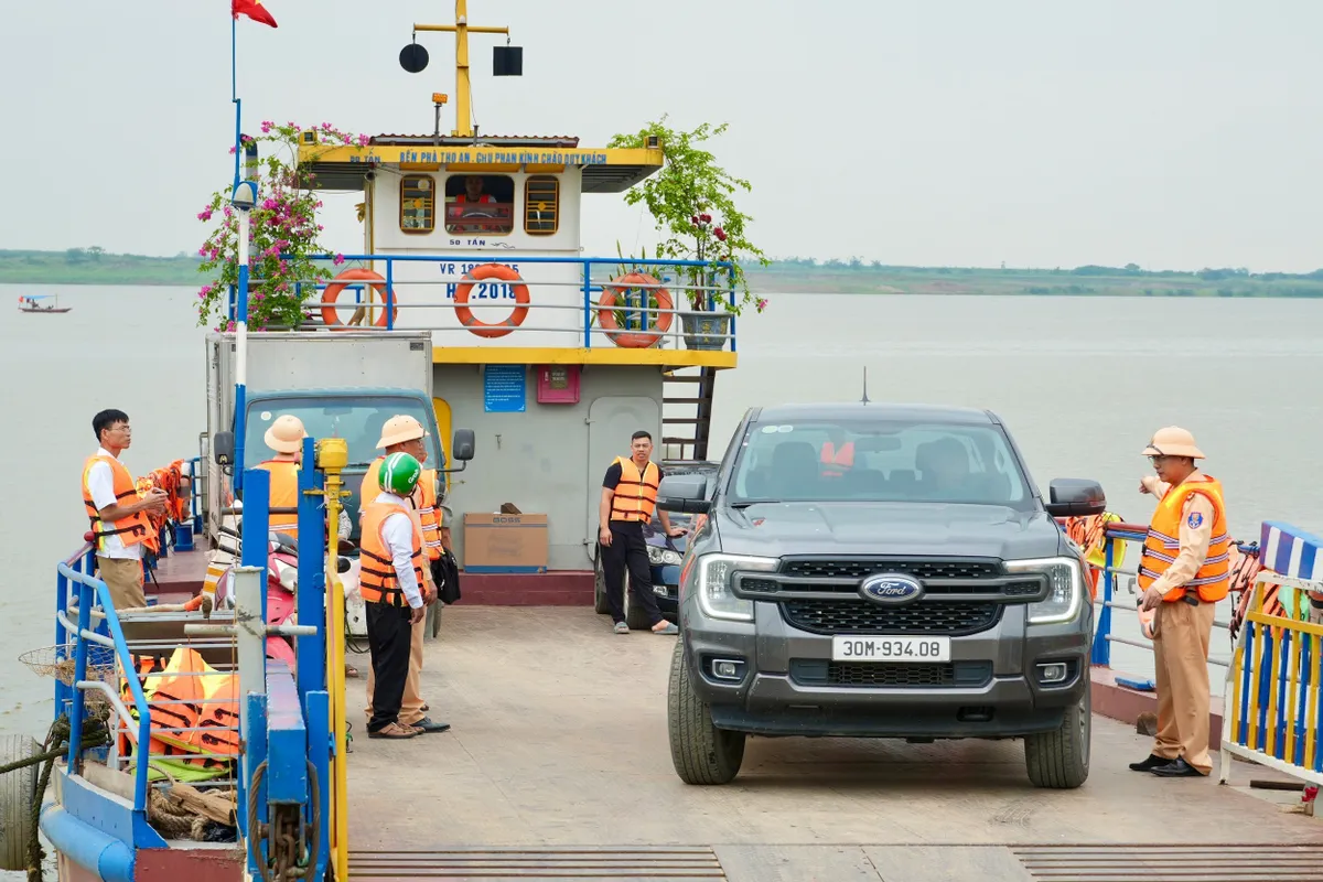 H&agrave; Nội siết chặt quản l&yacute; bến kh&aacute;ch, kh&ocirc;ng xuất bến nếu h&agrave;nh kh&aacute;ch kh&ocirc;ng mặc &aacute;o phao  - Ảnh 1.