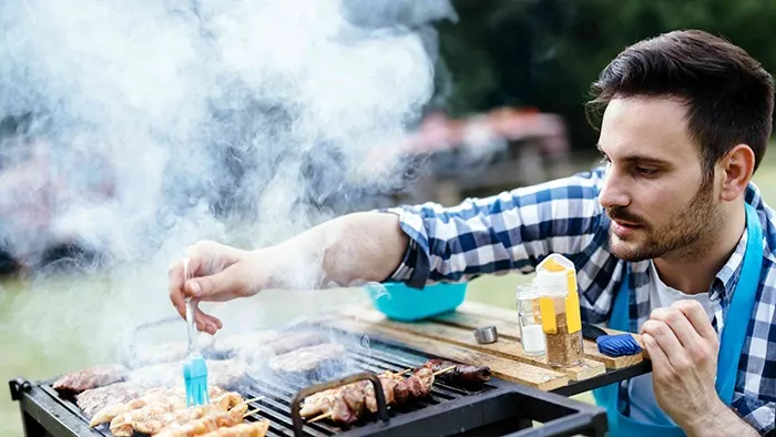 B&aacute;c sĩ cảnh b&aacute;o h&iacute;t kh&oacute;i thịt nướng g&acirc;y hại gan, thận, tim- Ảnh 1.