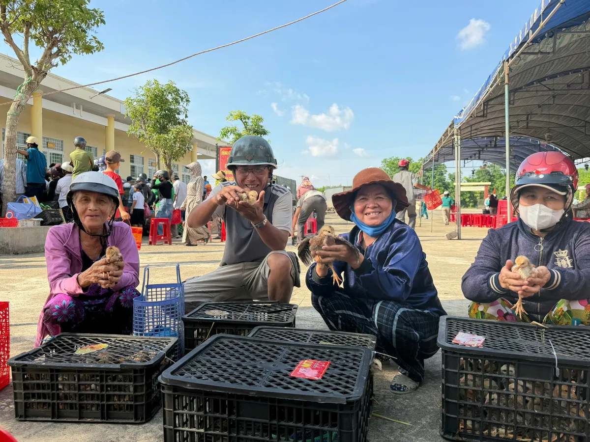 "Sống sau lũ": Trao sinh kế, dựng lại niềm tin nơi những vùng quê vừa đi qua thiên tai- Ảnh 4. "Sống sau lũ": Trao sinh kế, dựng lại niềm tin nơi những vùng quê vừa đi qua thiên tai- Ảnh 4.