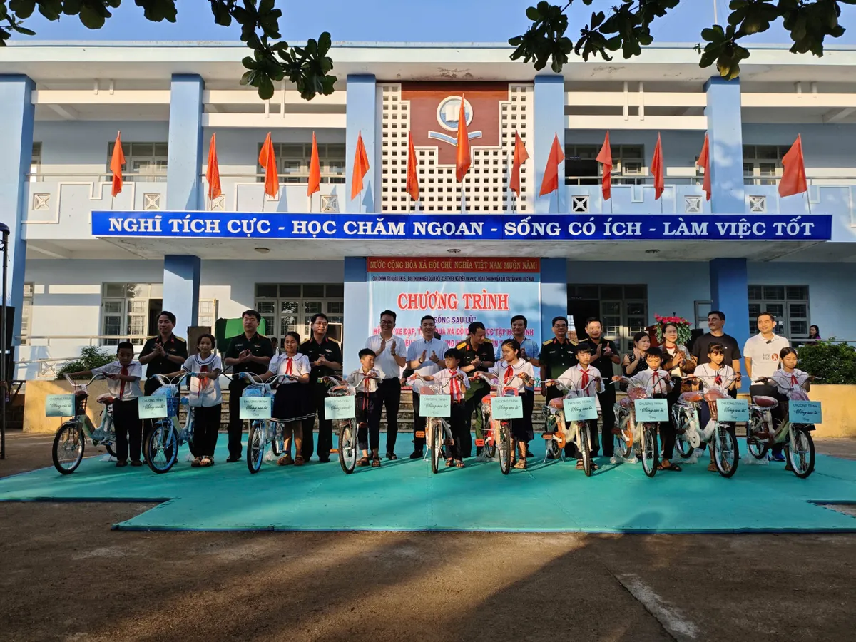 "Sống sau lũ": Trao sinh kế, dựng lại niềm tin nơi những vùng quê vừa đi qua thiên tai- Ảnh 6. "Sống sau lũ": Trao sinh kế, dựng lại niềm tin nơi những vùng quê vừa đi qua thiên tai- Ảnh 6.
