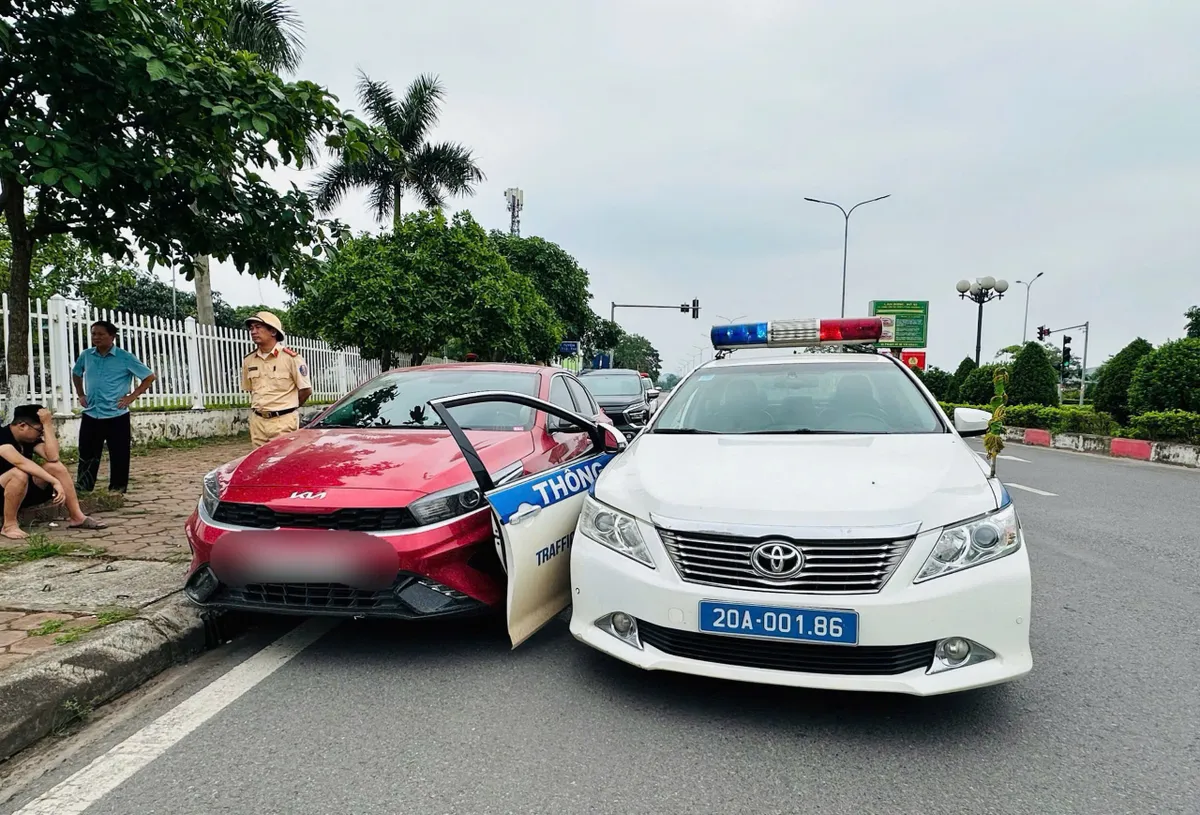 Thái Nguyên: Lạng lách, đâm thẳng xe vào tổ cảnh sát giao thông để trốn chạy vi phạm - Ảnh 2.